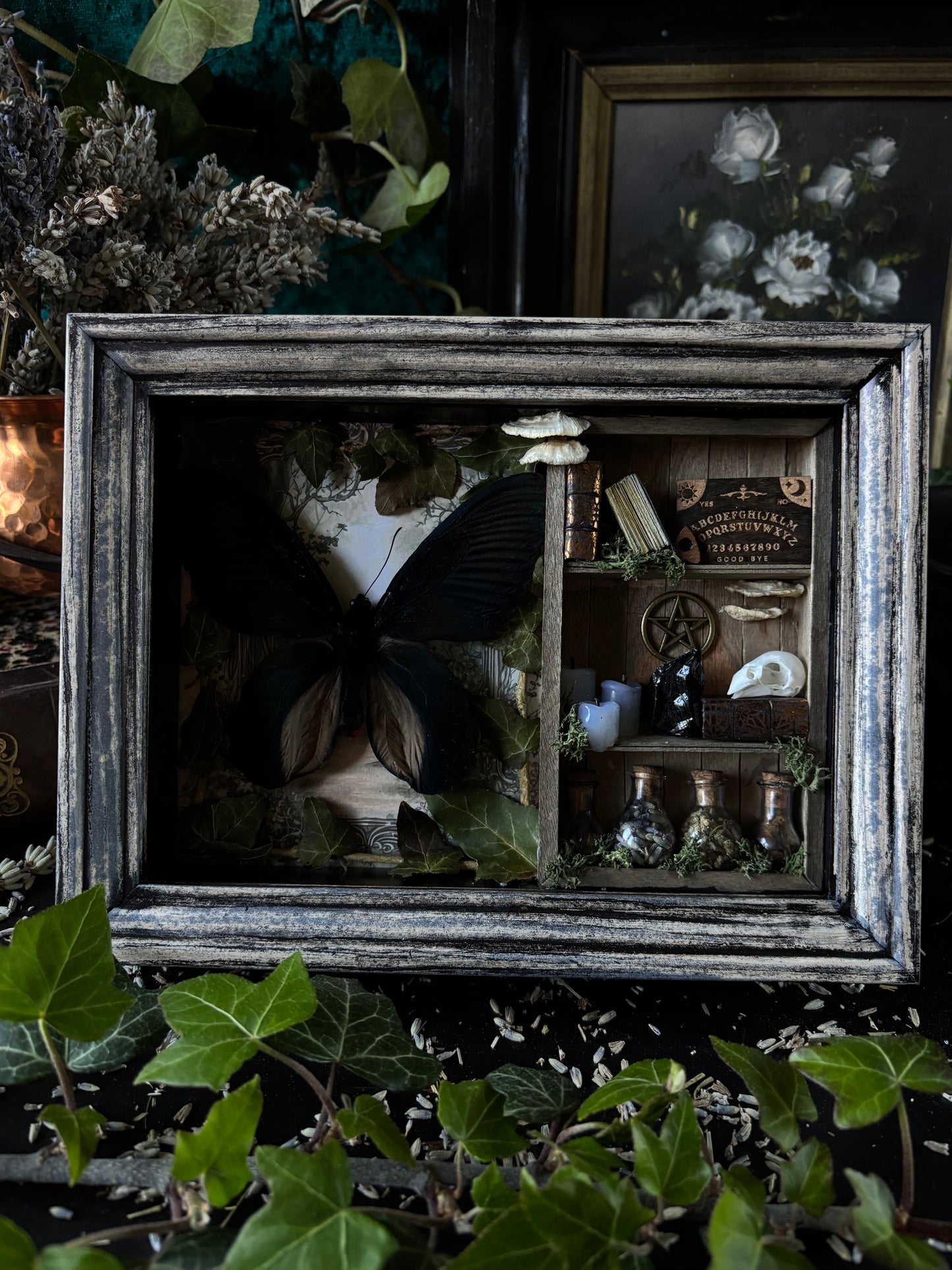 „Witches lair“ Apothecary cabinet