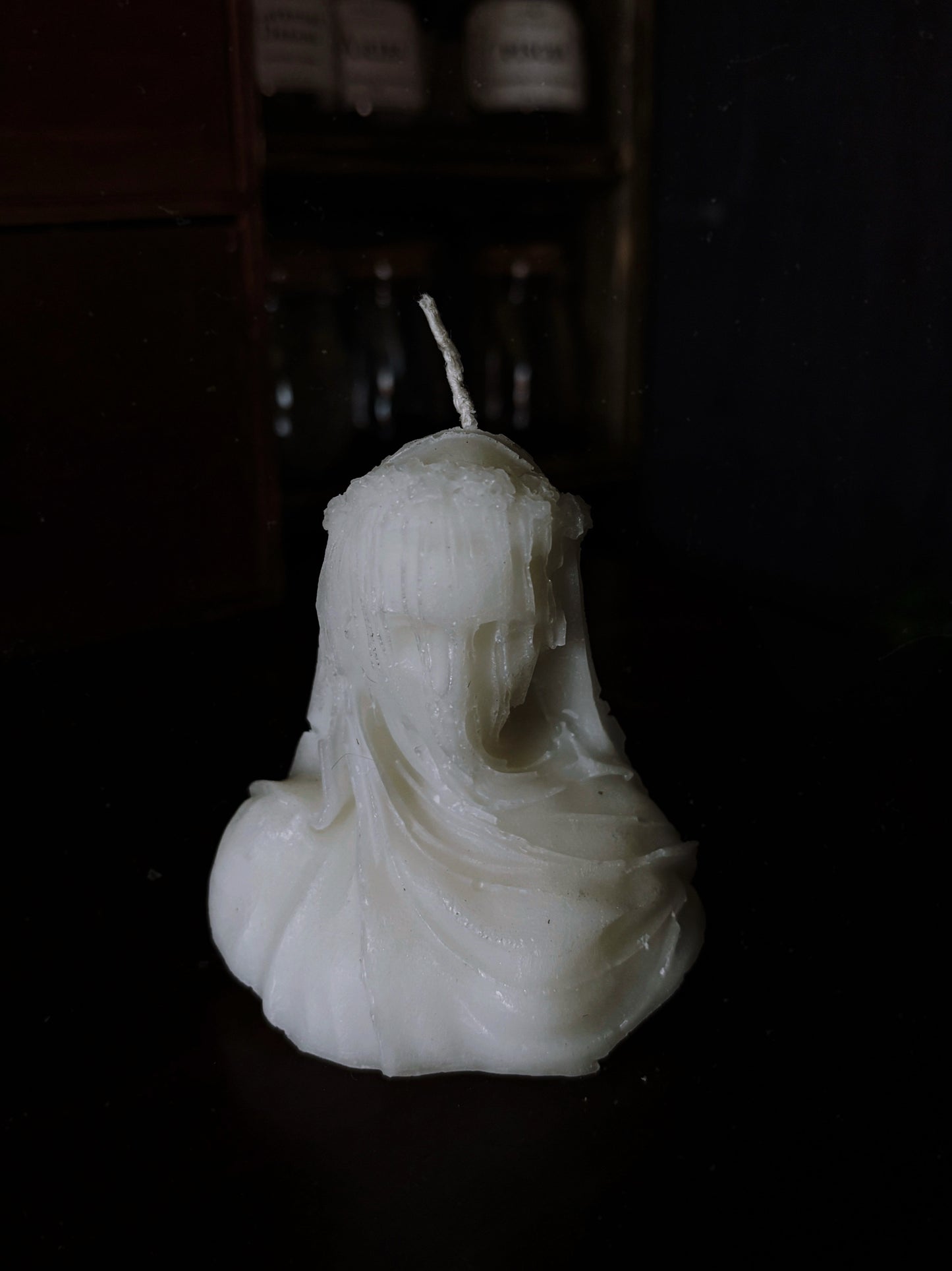 Veiled woman (9x8cm)