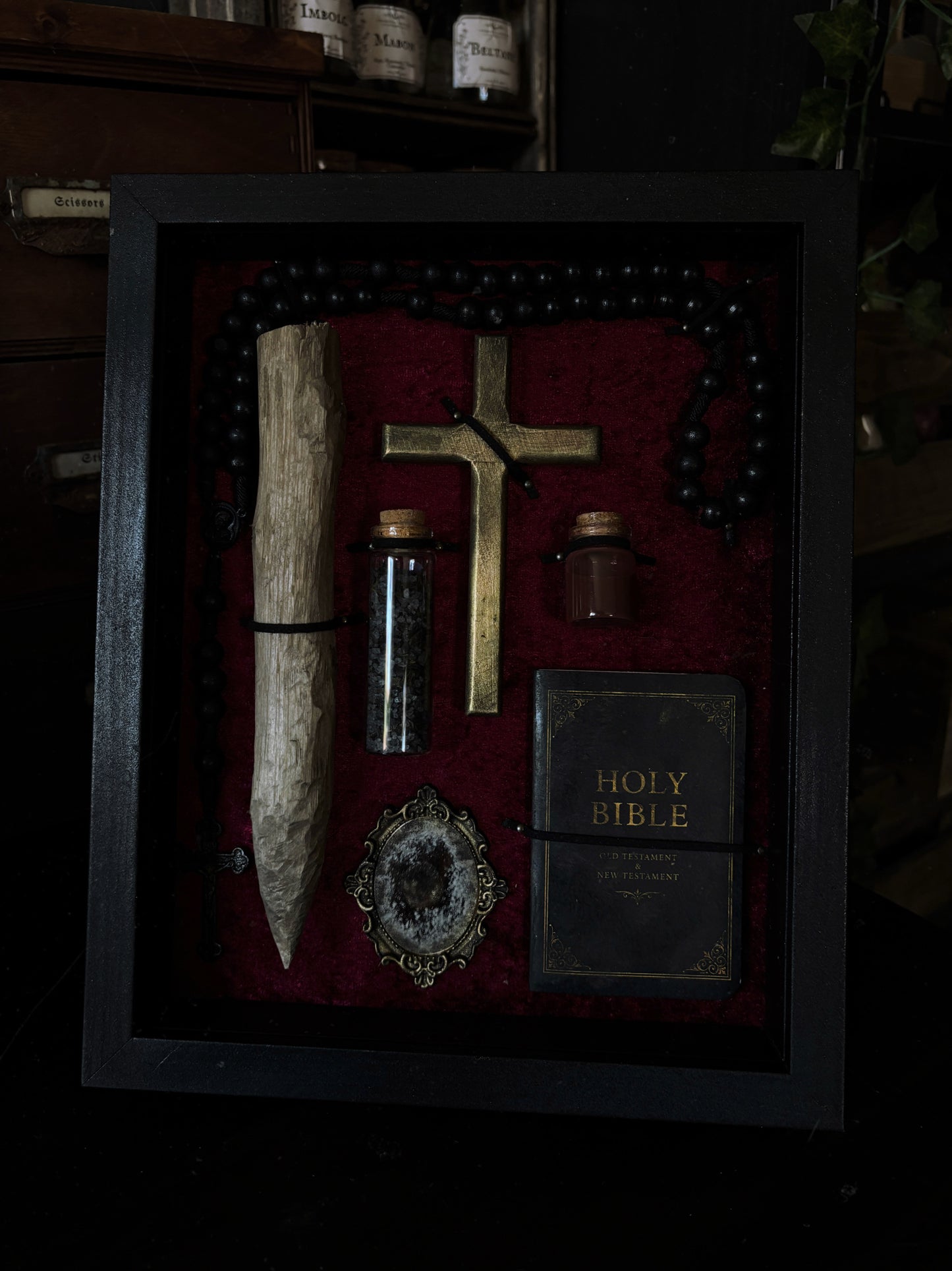 Vampire Hunting Kit | Crimson Velvet (30x20cm)