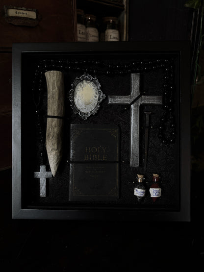 Vampire Hunting Kit | Black Damask (20x20cm)