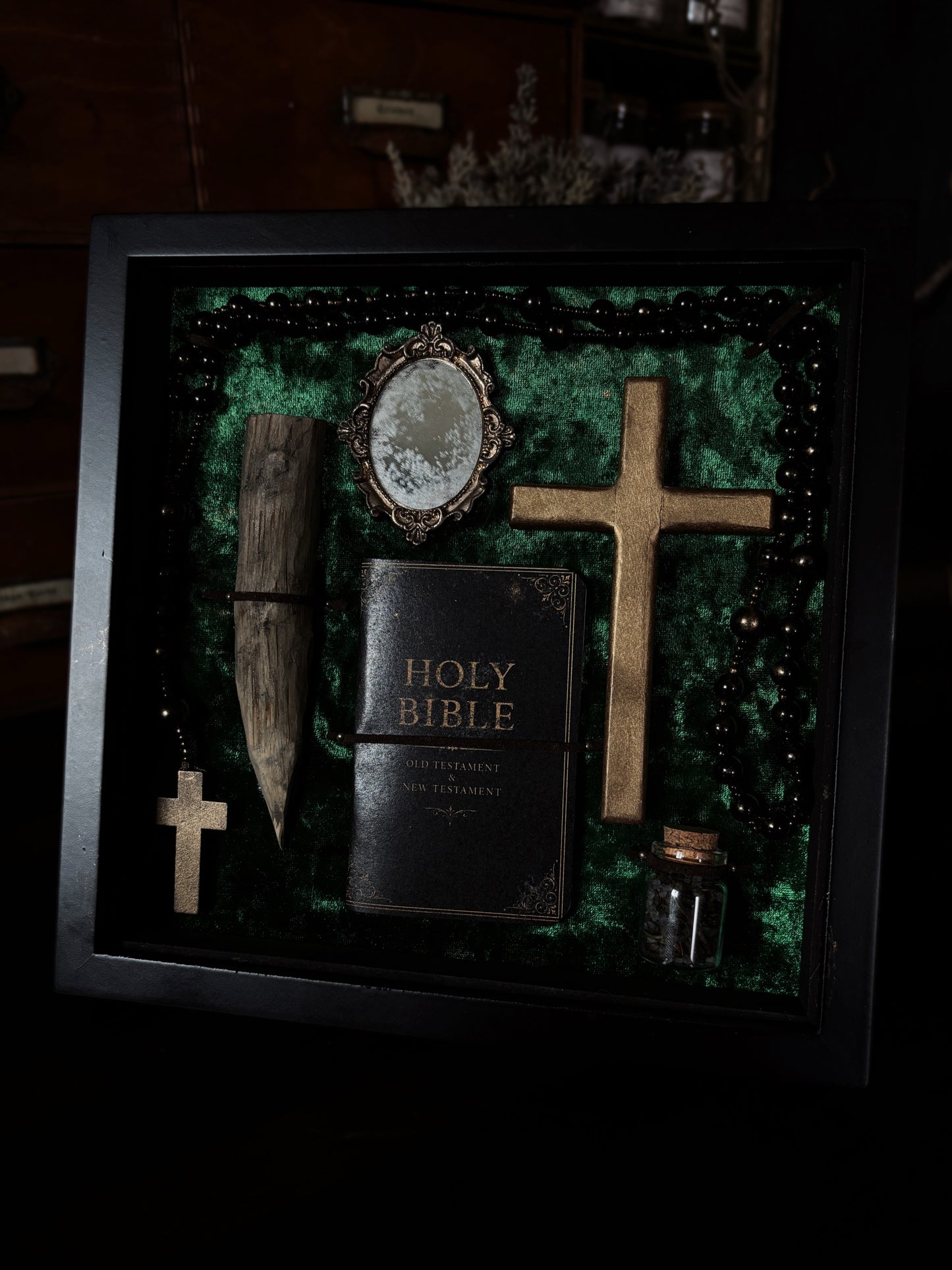 Vampire Hunting Kit | Green Velvet (30x20cm)