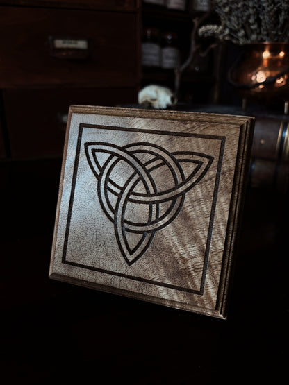 Mini altar table Triquetra (11x11cm)
