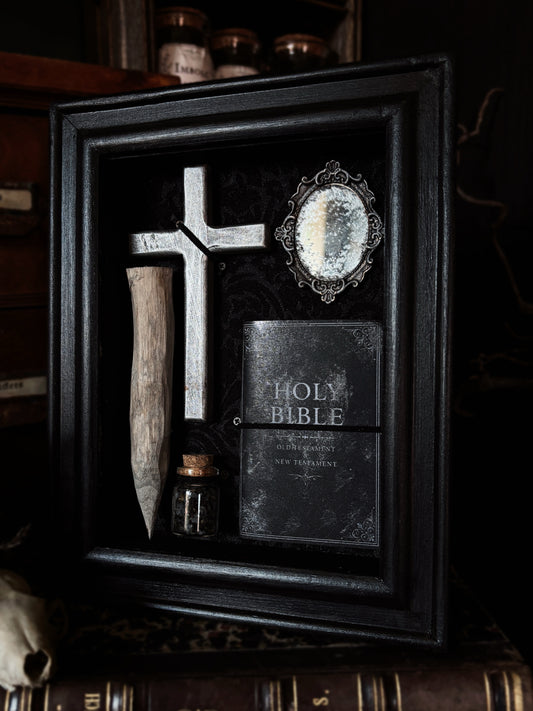 Vampire Hunting Kit | Black Damask (18x13cm)