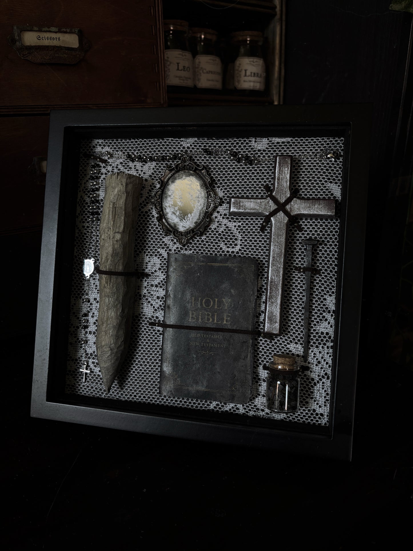 Vampire Hunting Kit | White Lace (20x20cm)