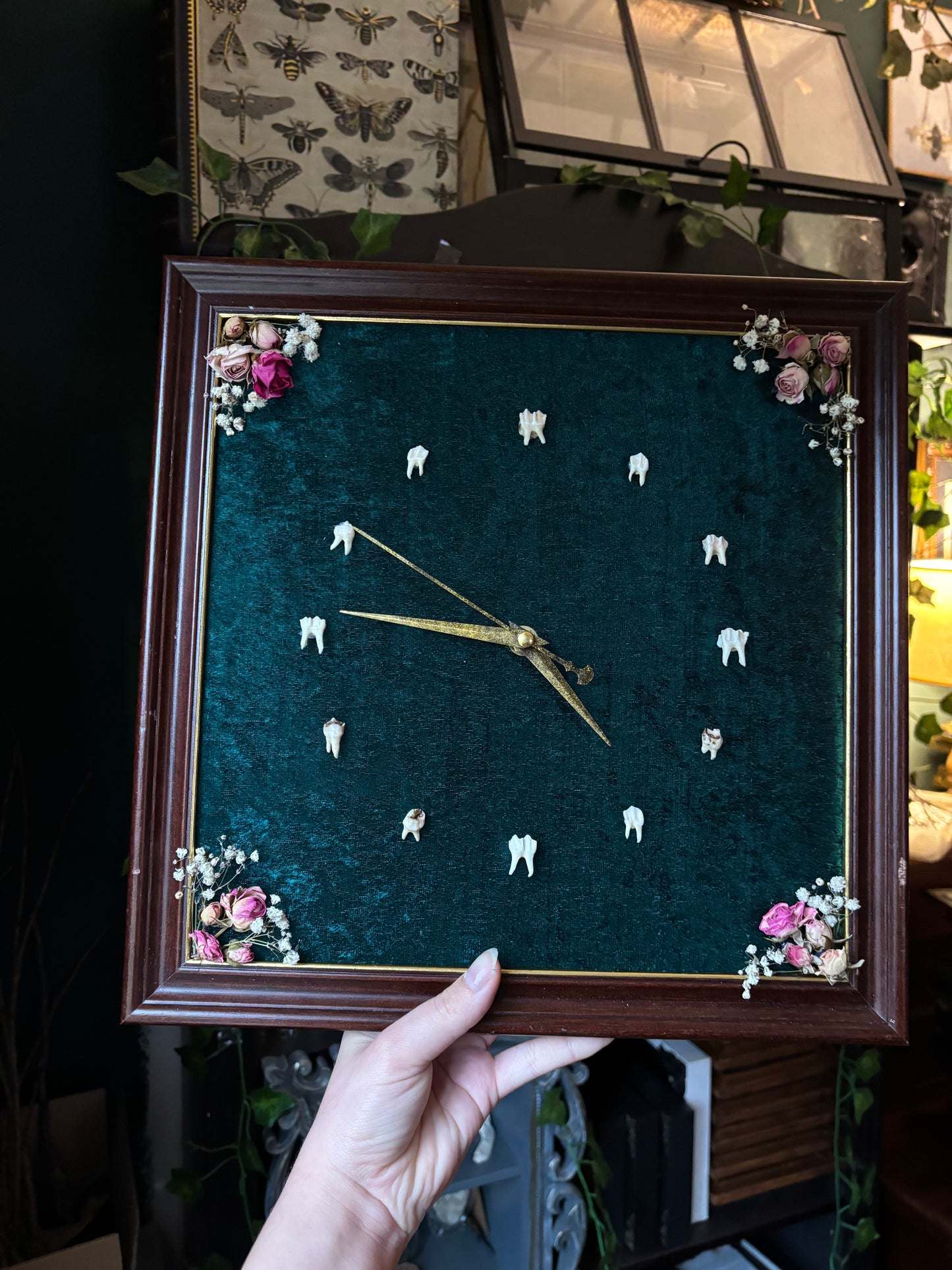 “Timekeeper of the Wild” – Framed Vintage Clock with Deer Teeth & Florals (34x34cm)