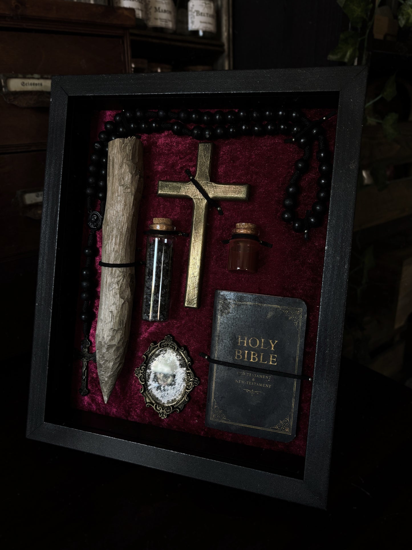 Vampire Hunting Kit | Crimson Velvet (30x20cm)