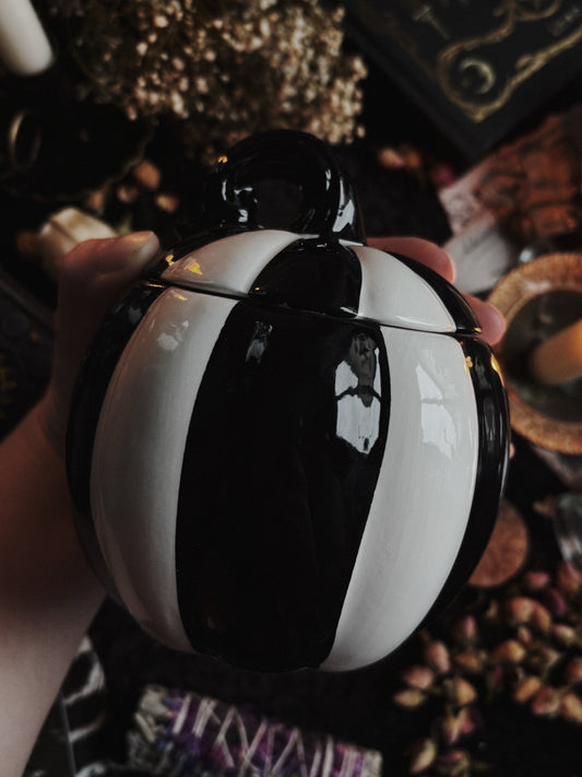 Black and White Striped Pumpkin Oil Burner (12x12x13cm)