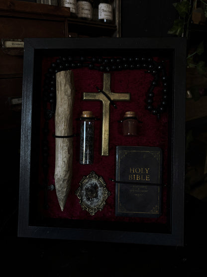 Vampire Hunting Kit | Crimson Velvet (30x20cm)