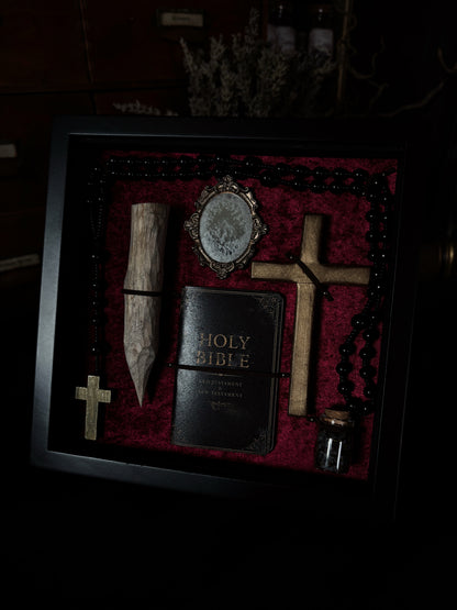 Vampire Hunting Kit | Crimson Velvet (30x20cm)