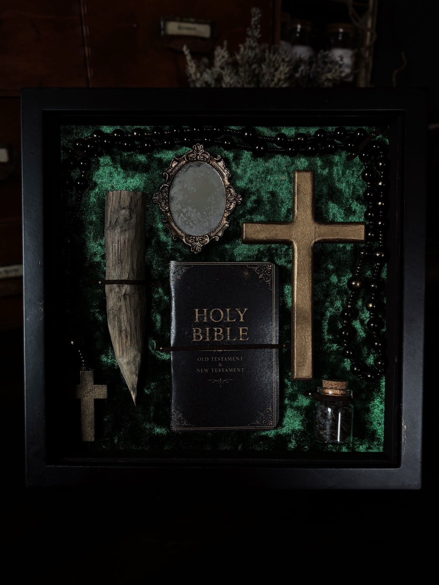 Vampire Hunting Kit | Green Velvet (30x20cm)
