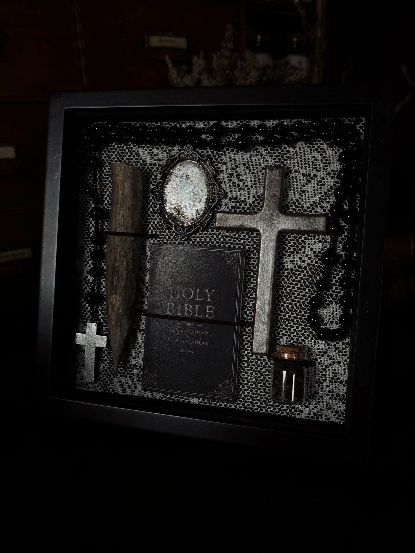 Vampire Hunting Kit | White Lace (20x20cm)