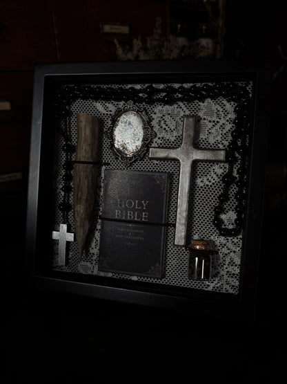 Vampire Hunting Kit | White Lace (20x20cm)
