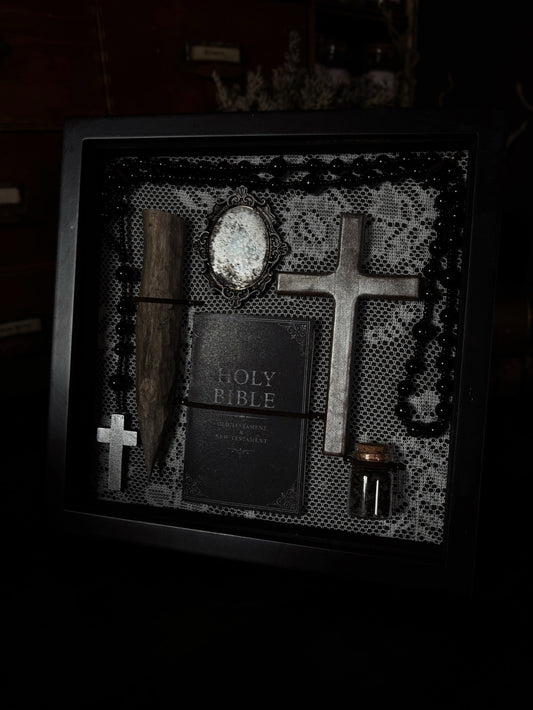 Vampire Hunting Kit | White Lace (20x20cm)