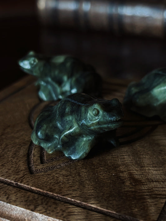 Jade Frog Carving (3cm)