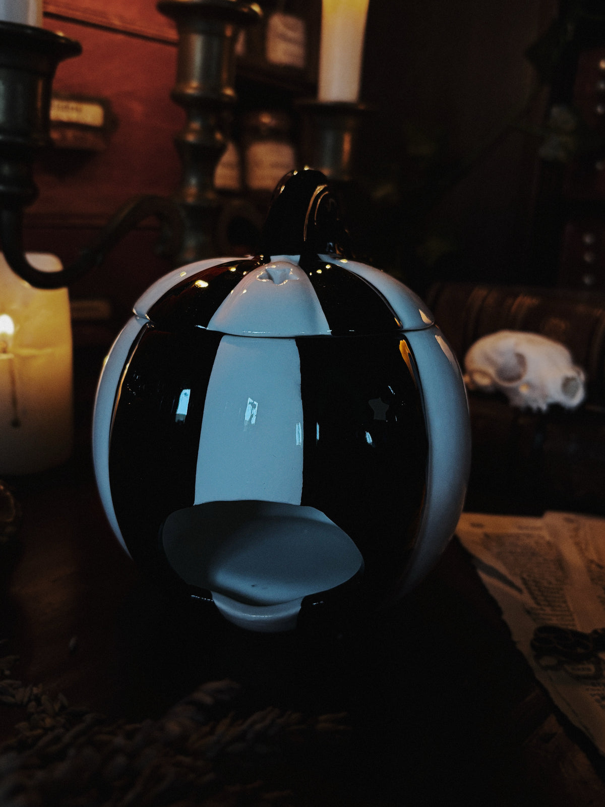 Black and White Striped Pumpkin Oil Burner (12x12x13cm)