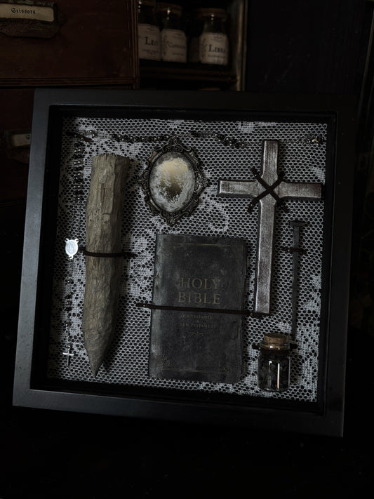 Vampire Hunting Kit | White Lace (20x20cm)