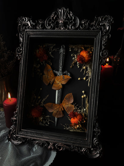 „Blade of Silence“ - Cricula trifenestrata javana (30x25cm)