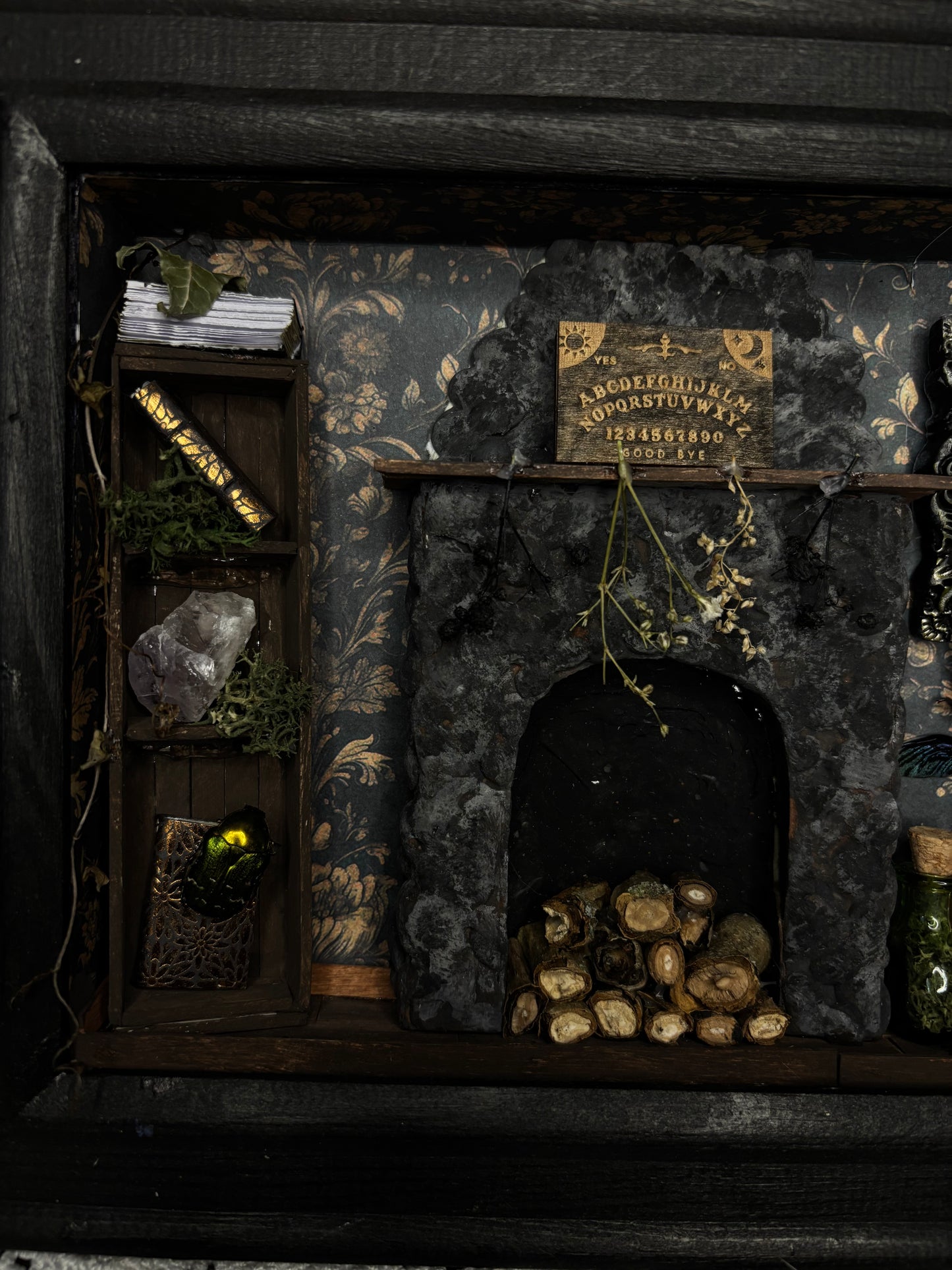 🕯️ Witch’s Kitchen – Miniature Curiosity Frame (18x13cm)