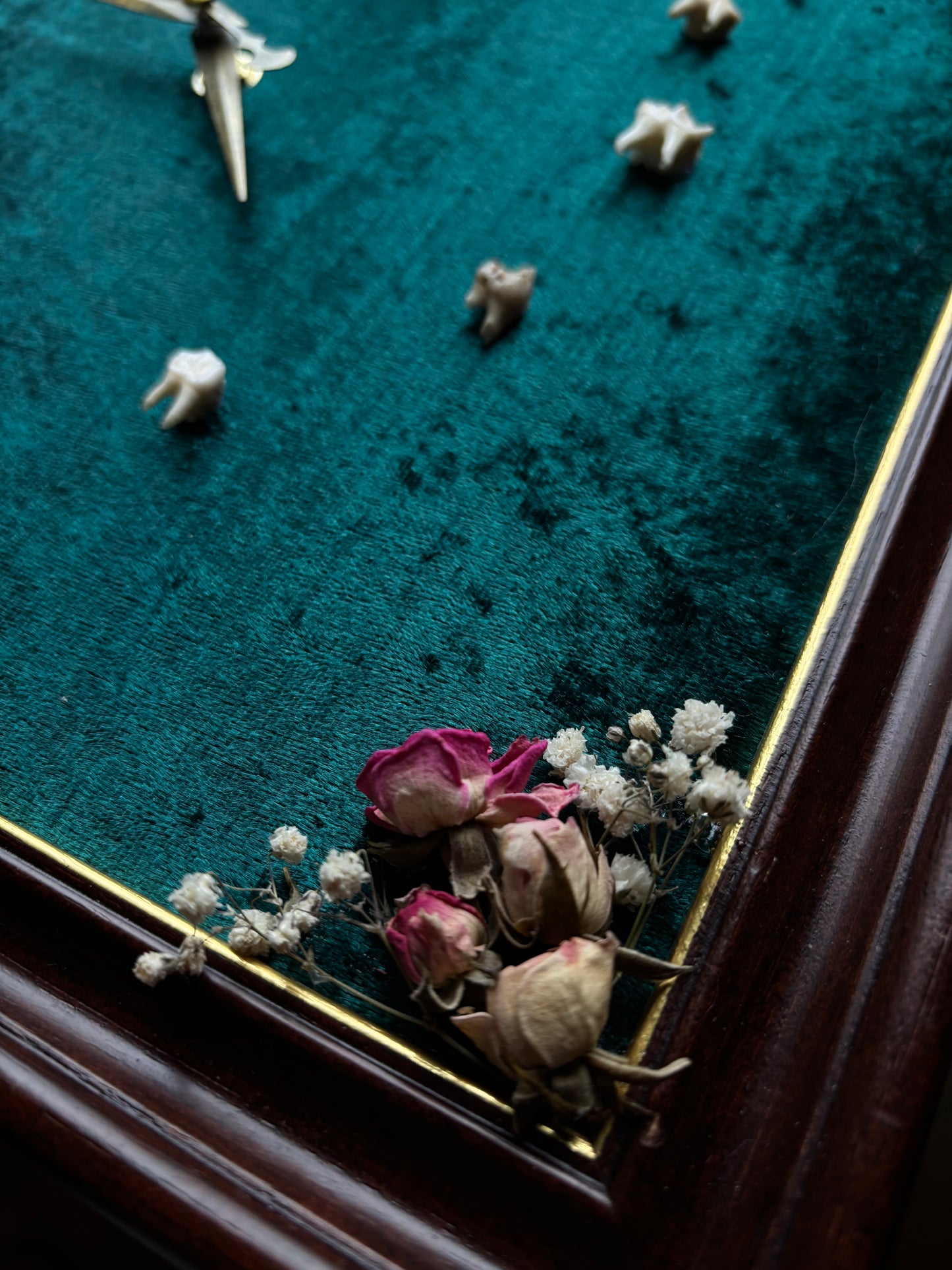 “Timekeeper of the Wild” – Framed Vintage Clock with Deer Teeth & Florals (34x34cm)