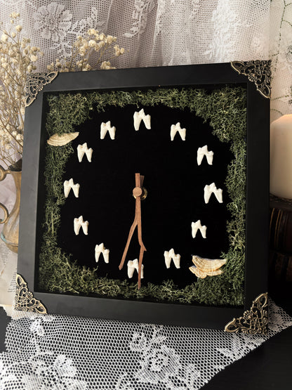 „Timekeeper of the Wild” – Framed Clock with Fox Teeth & Reindeermoss (20x20cm)